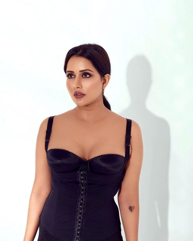 Staggering Poses Of Raiza Wilson In Beach